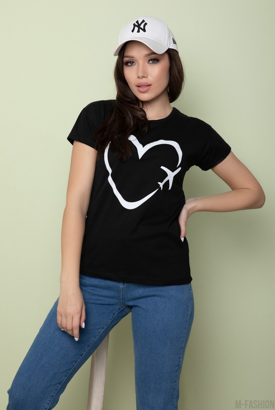 Черная трикотажная футболка с принтом-сердцем - Фото 1