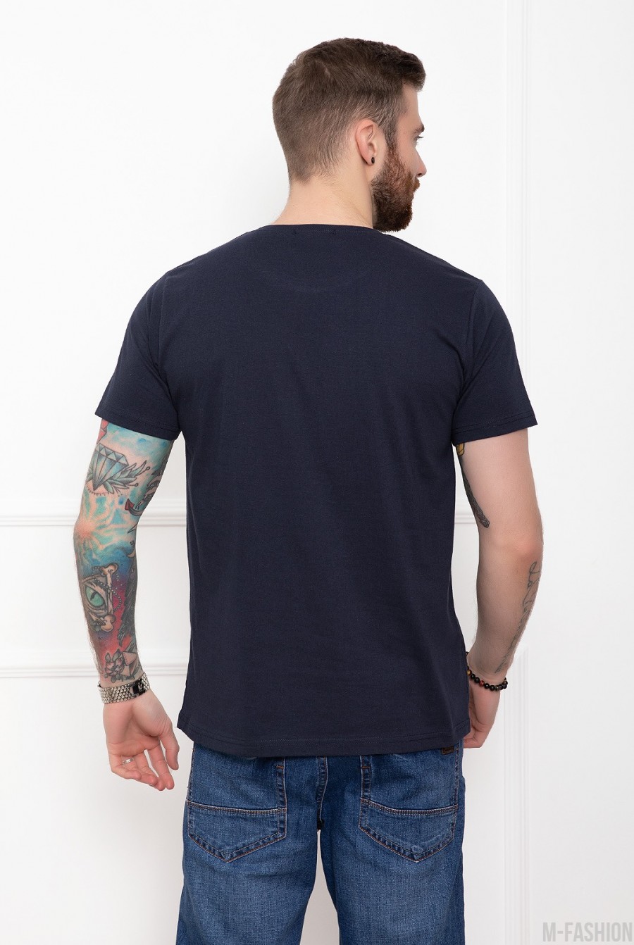 Темно-синяя трикотажная футболка с лаконичной надписью- Фото 3