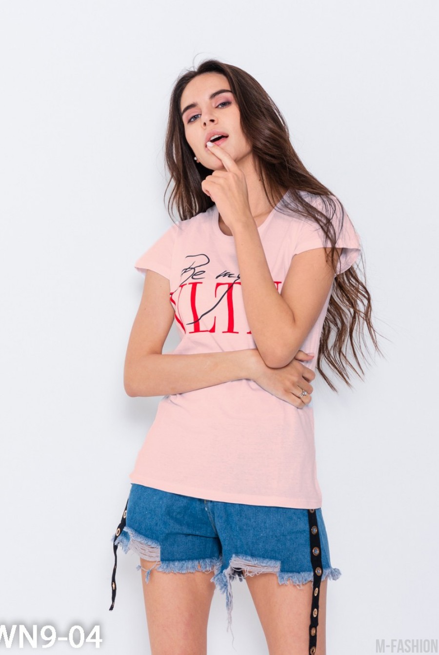 Розовая летняя футболка с надписями - Фото 1
