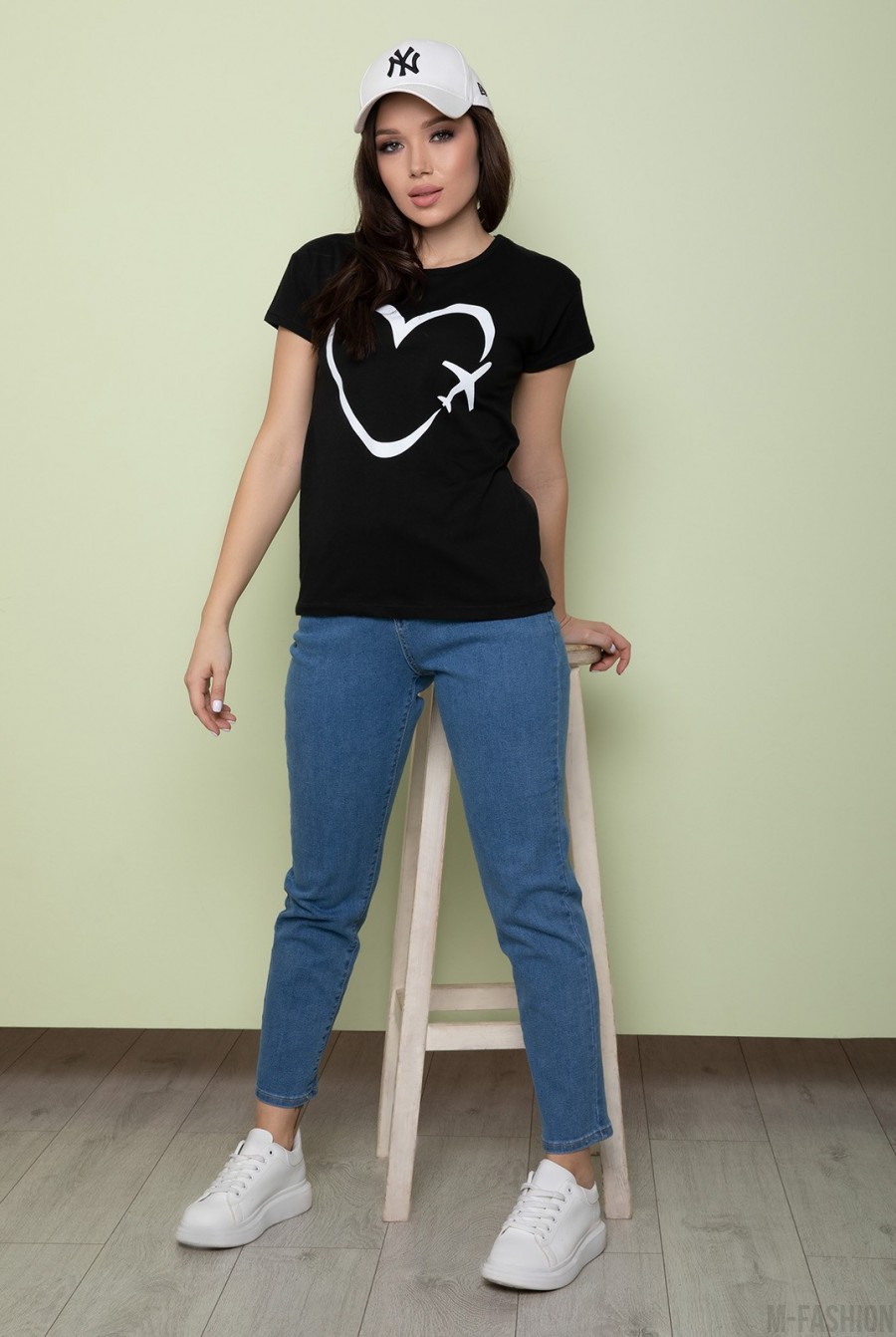 Черная трикотажная футболка с принтом-сердцем- Фото 4