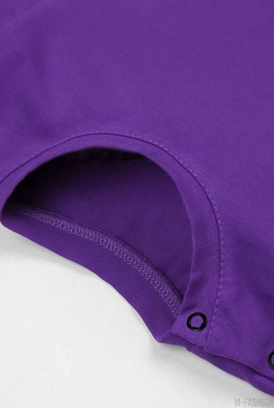 Фиолетовая трикотажная футболка с принтом- Фото 6