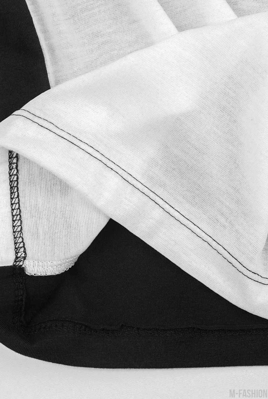 Черно-белая трикотажная футболка-реглан с принтом- Фото 5