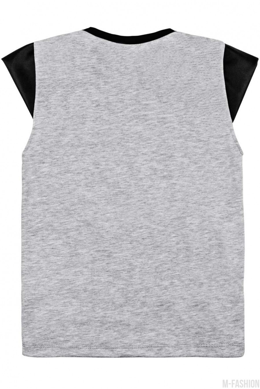 Серая трикотажная футболка с короткими черными рукавами из эко-кожи- Фото 2