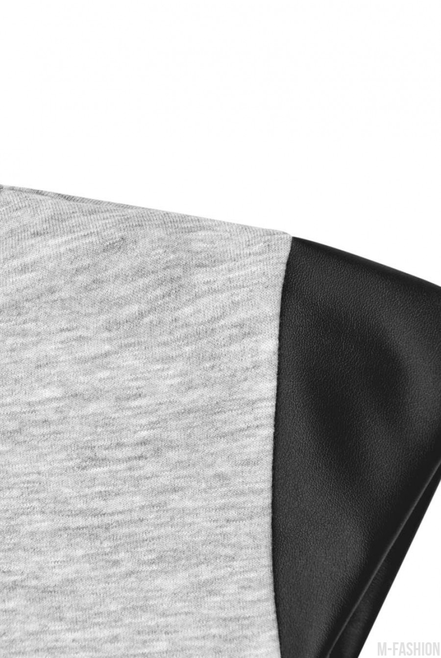 Серая трикотажная футболка с короткими черными рукавами из эко-кожи- Фото 3