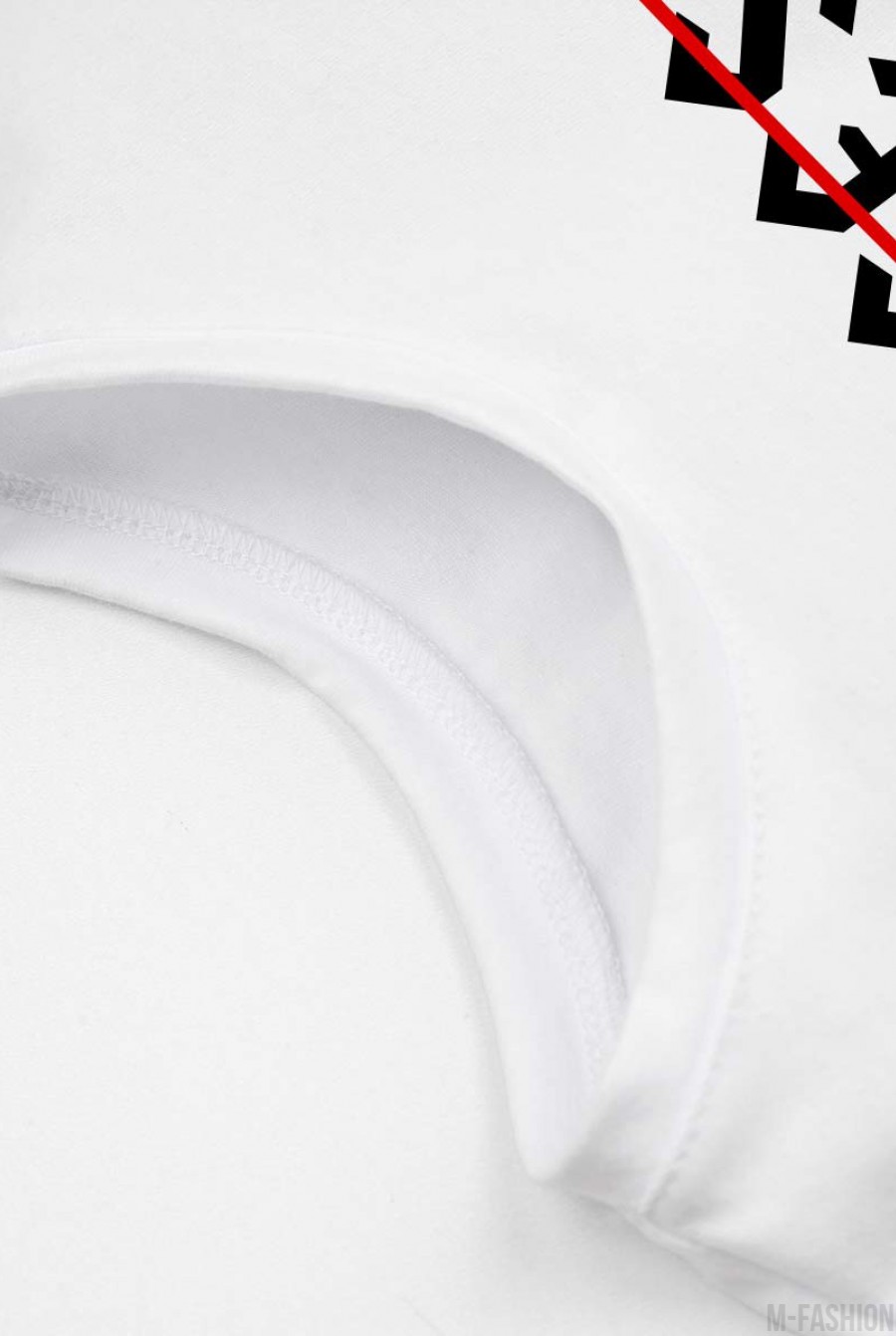 Трикотажная белая футболка с принтом и баской- Фото 3