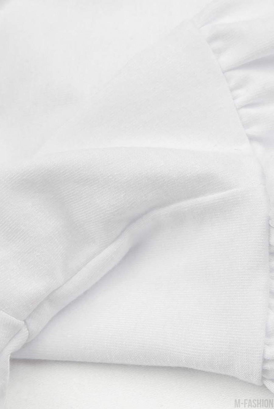 Трикотажная белая футболка с принтом и баской- Фото 5