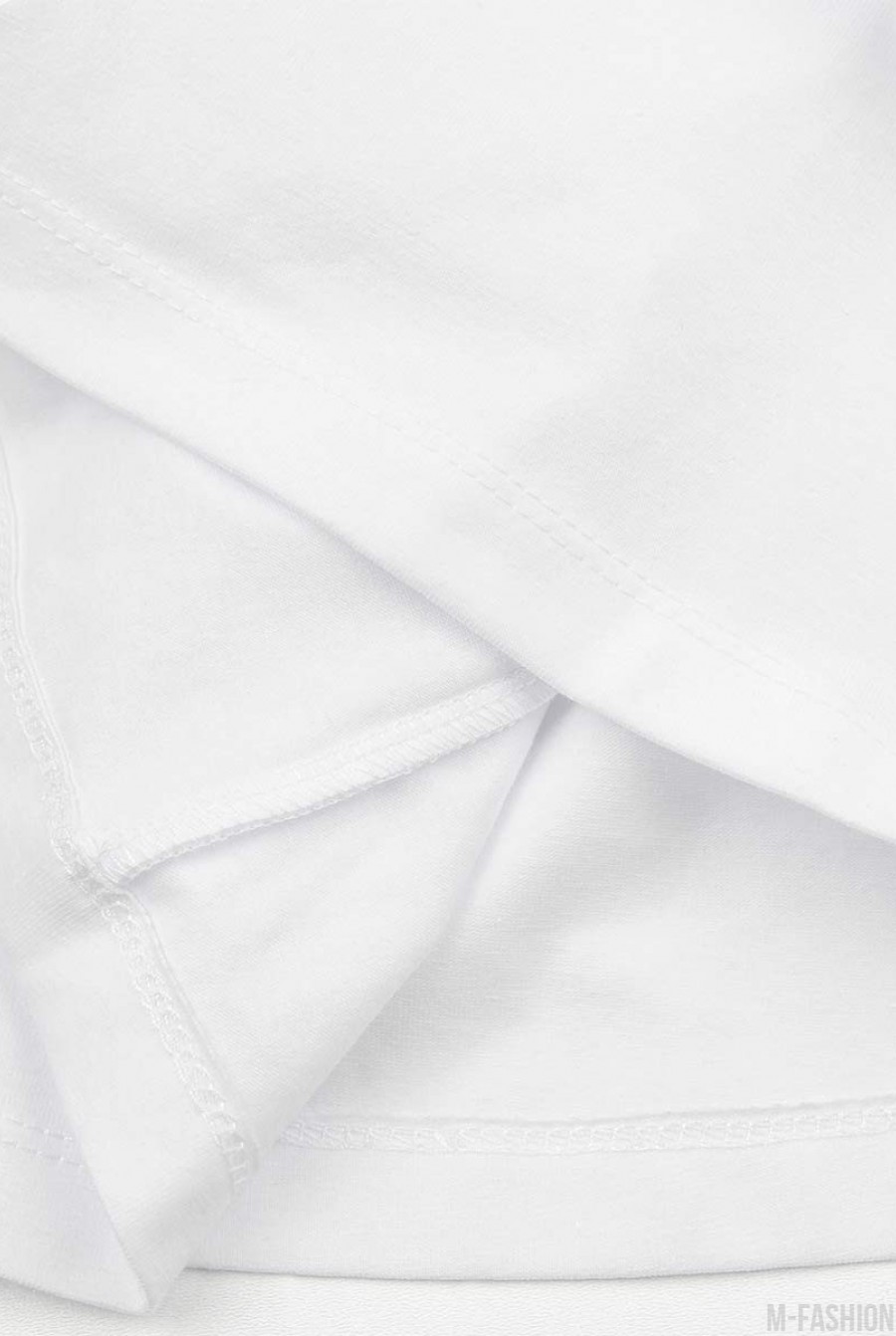 Трикотажная белая футболка с принтом и баской- Фото 6