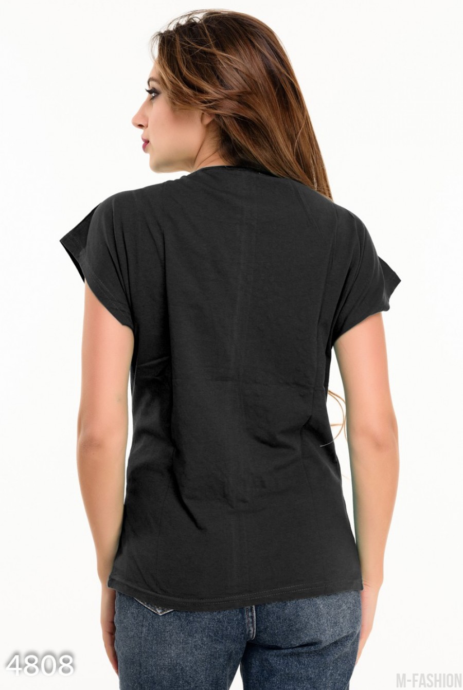 Черная футболка с черным кожаным крестом на груди- Фото 3
