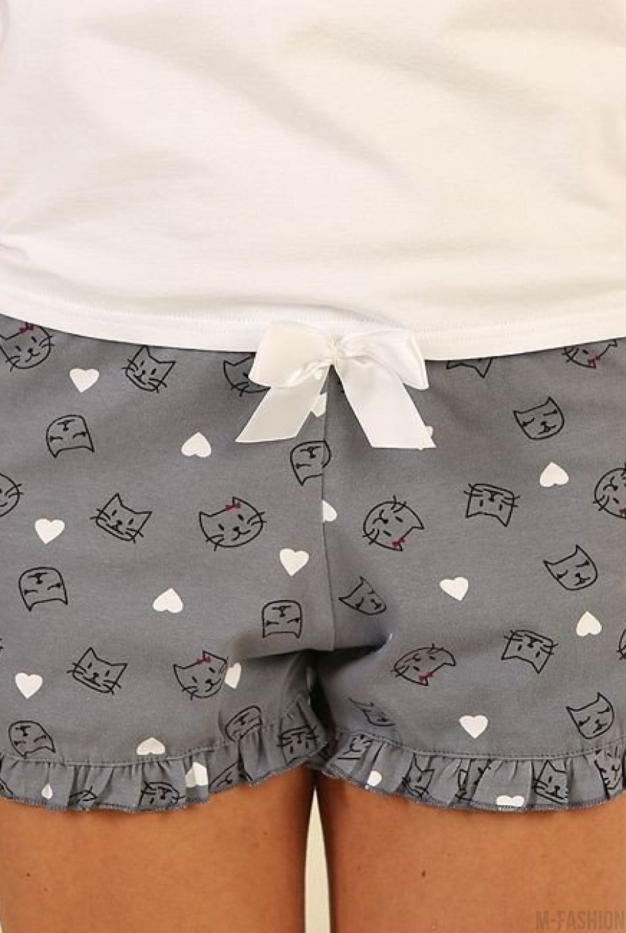 Бело-серая принтованная пижама с шортами- Фото 3