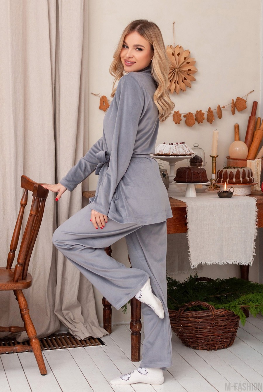 Серая велюровая пижама с поясом- Фото 2