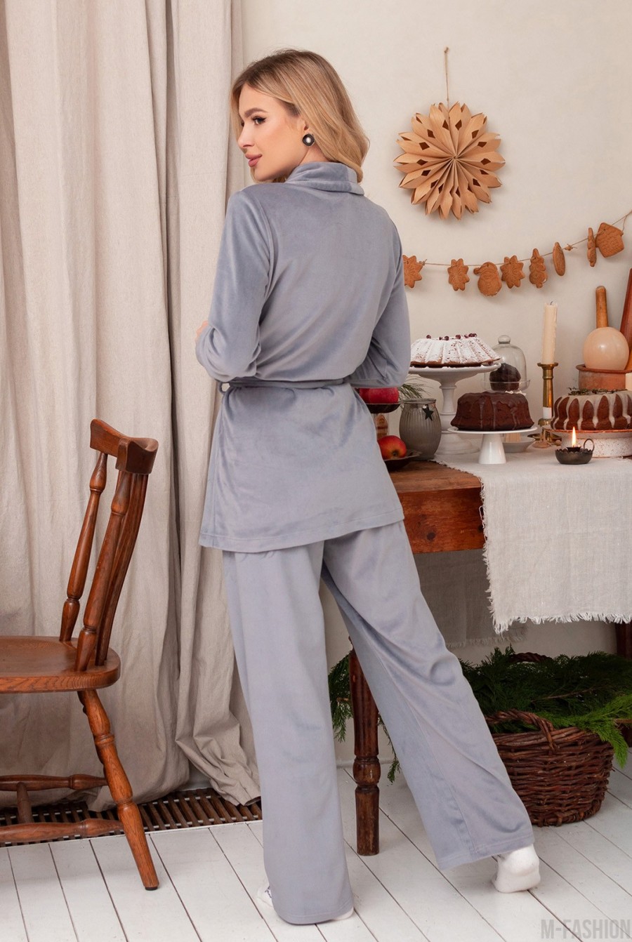 Серая велюровая пижама с поясом- Фото 3
