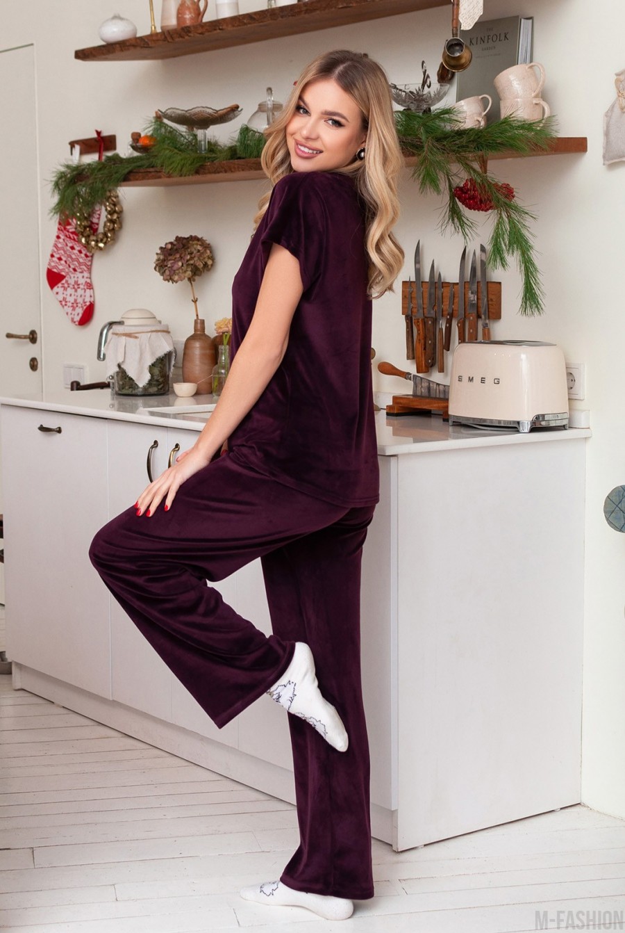 Бордовая велюровая пижама со свободными брюками- Фото 2