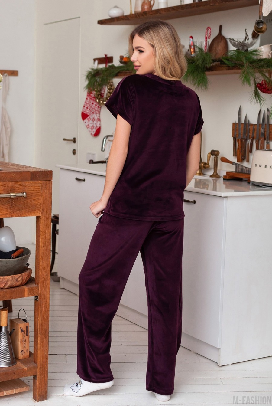 Бордовая велюровая пижама со свободными брюками- Фото 3