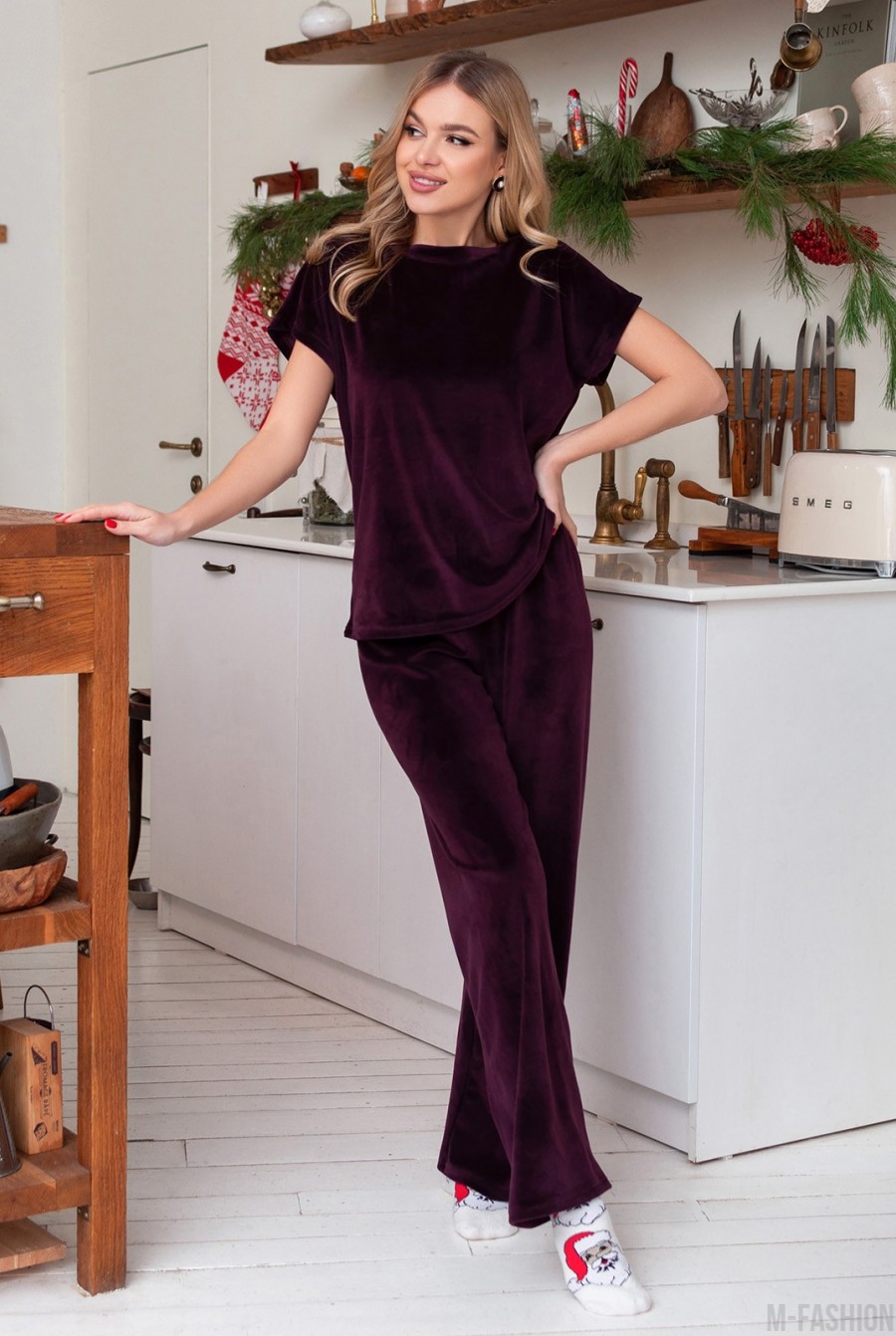 Бордовая велюровая пижама со свободными брюками - Фото 1