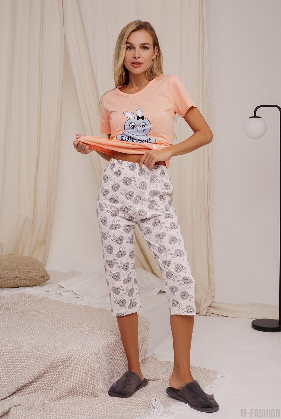 Персиковая трикотажная пижама с зайчиком - Фото 1