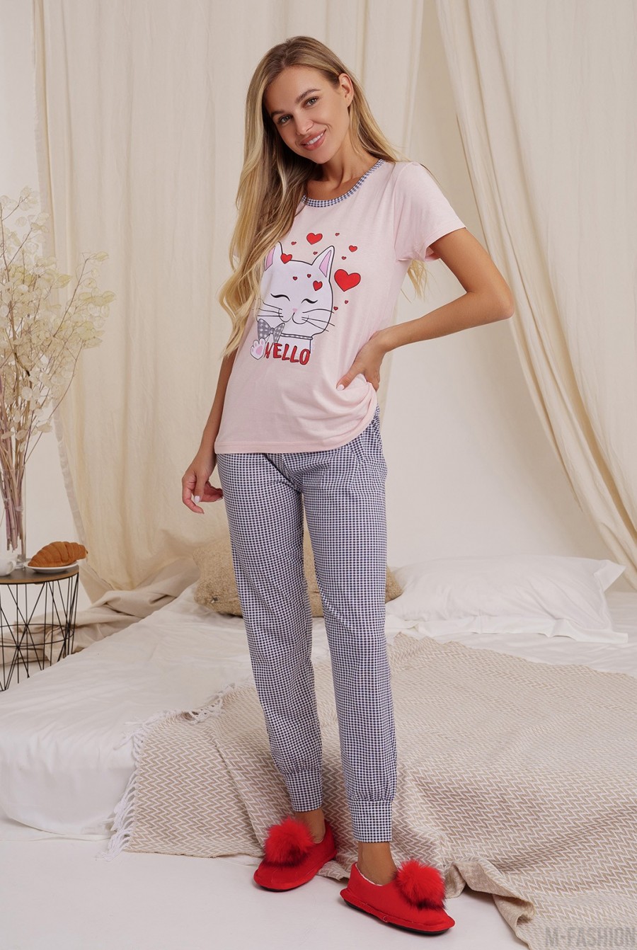 Розовая трикотажная брючная пижама с принтом - Фото 1