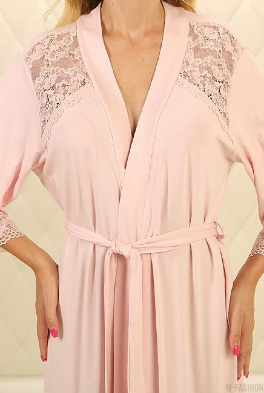 Розовый длинный халат с кружевными вставками- Фото 2