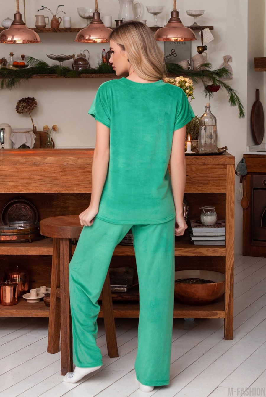 Зеленая велюровая пижама со свободными брюками- Фото 3