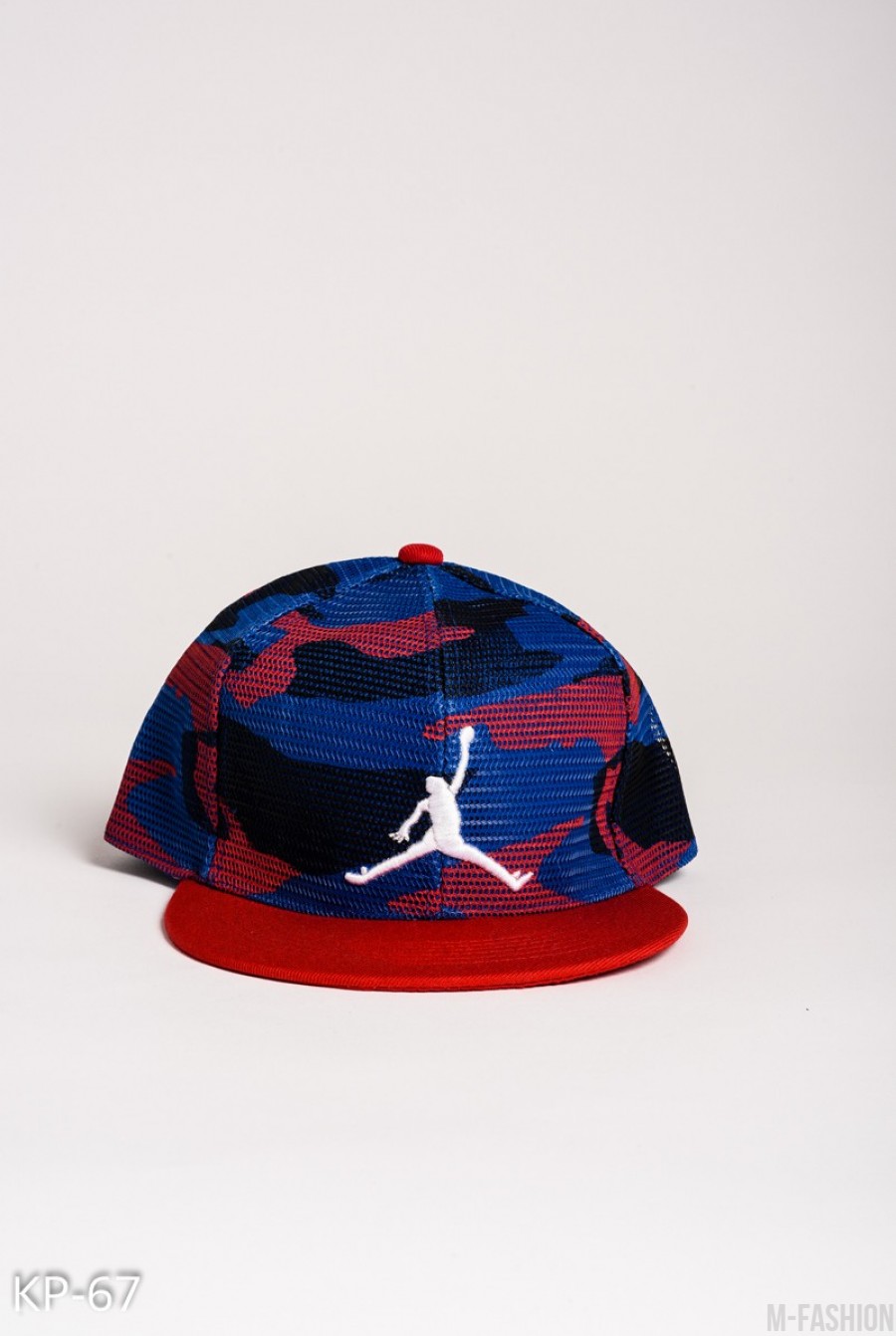 Красно-синяя камуфляжная кепка с белым принтом баскетболиста - Фото 1