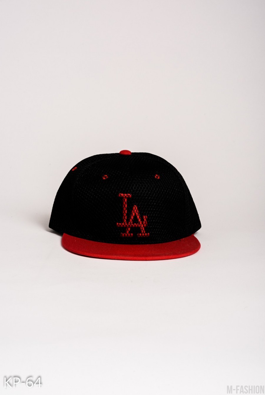 Черная кепка с красным козырьком и вышивкой LA за сеткой - Фото 1
