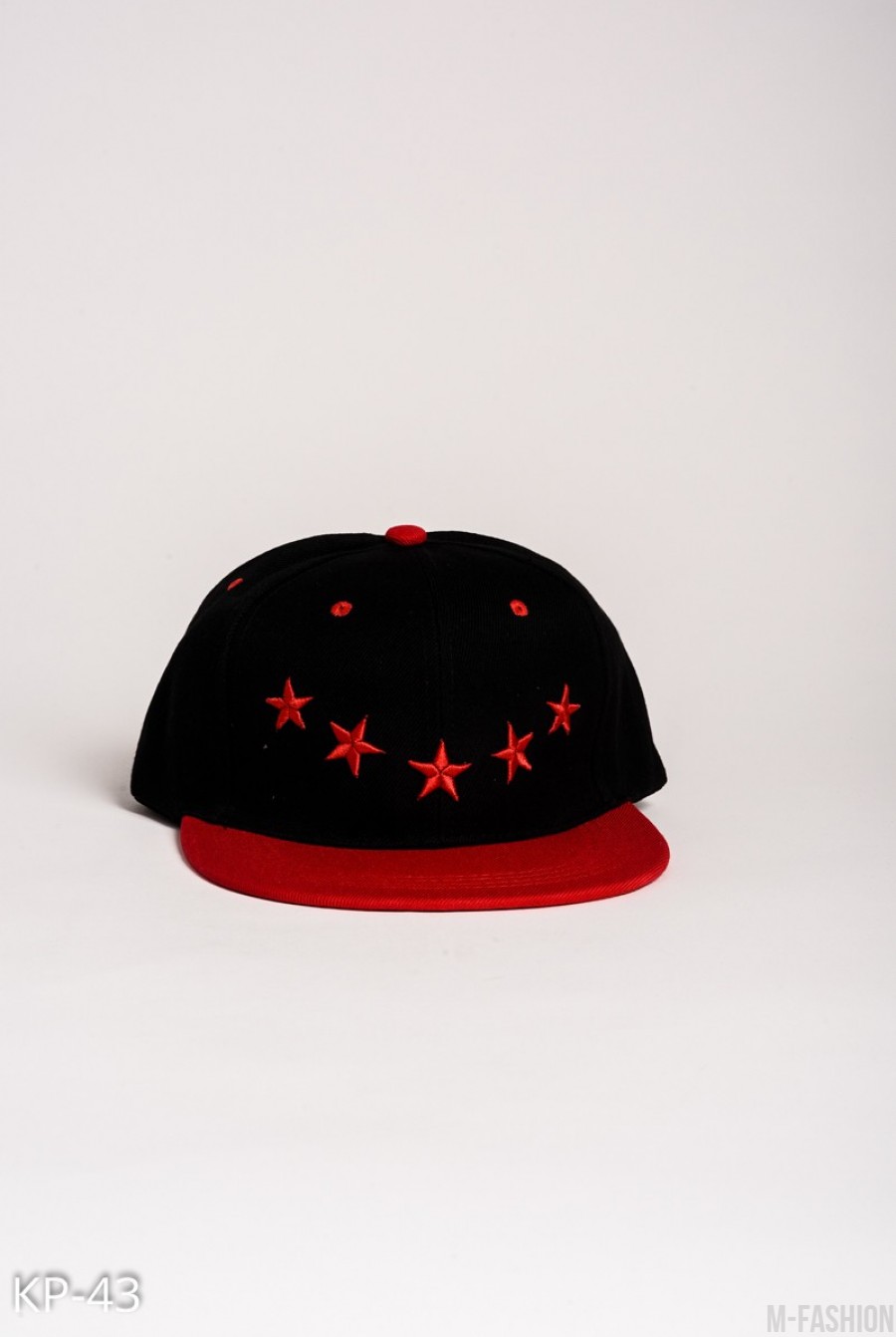 Черная кепка с красным козырьком и вышитыми звездами - Фото 1