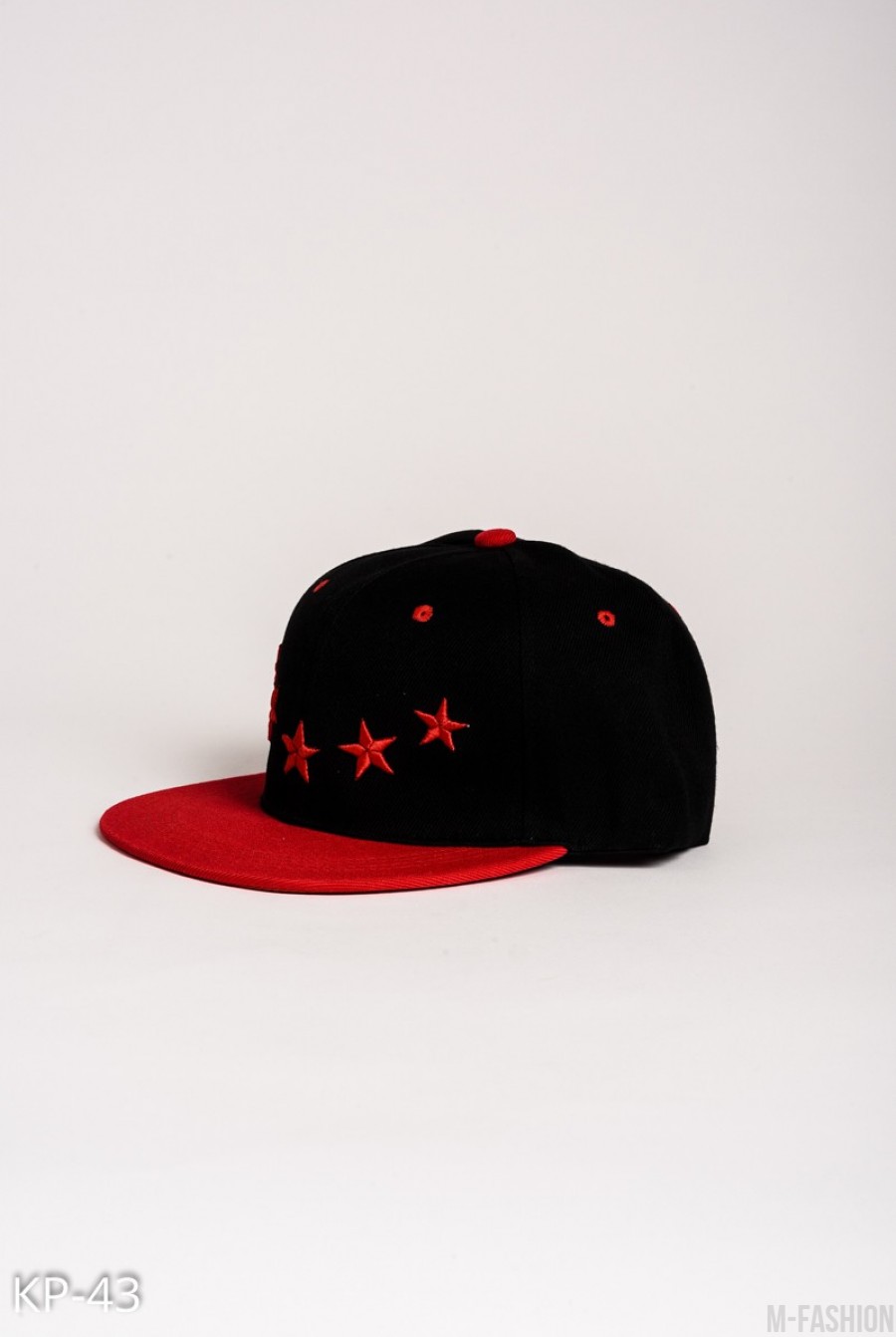Черная кепка с красным козырьком и вышитыми звездами- Фото 2