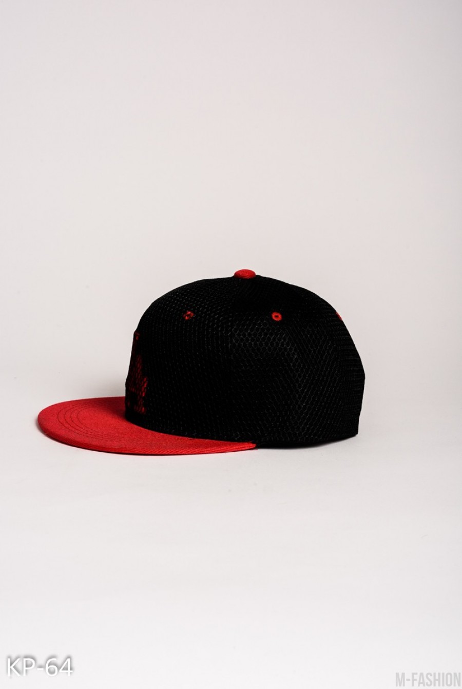 Черная кепка с красным козырьком и вышивкой LA за сеткой- Фото 2