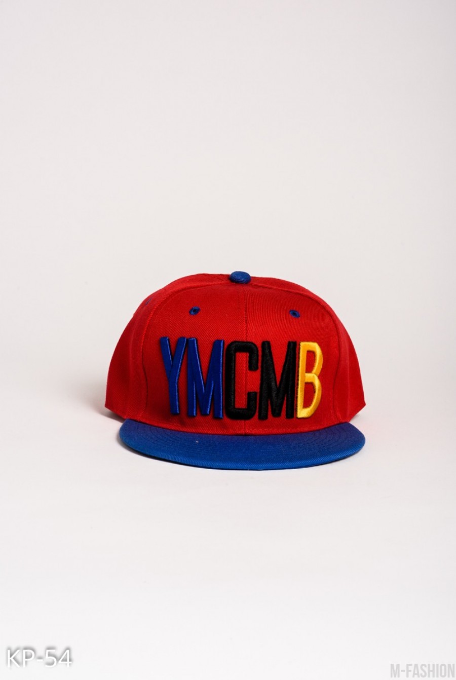 Красная кепка с сине-черно-желтой вышивкой YMCMB - Фото 1