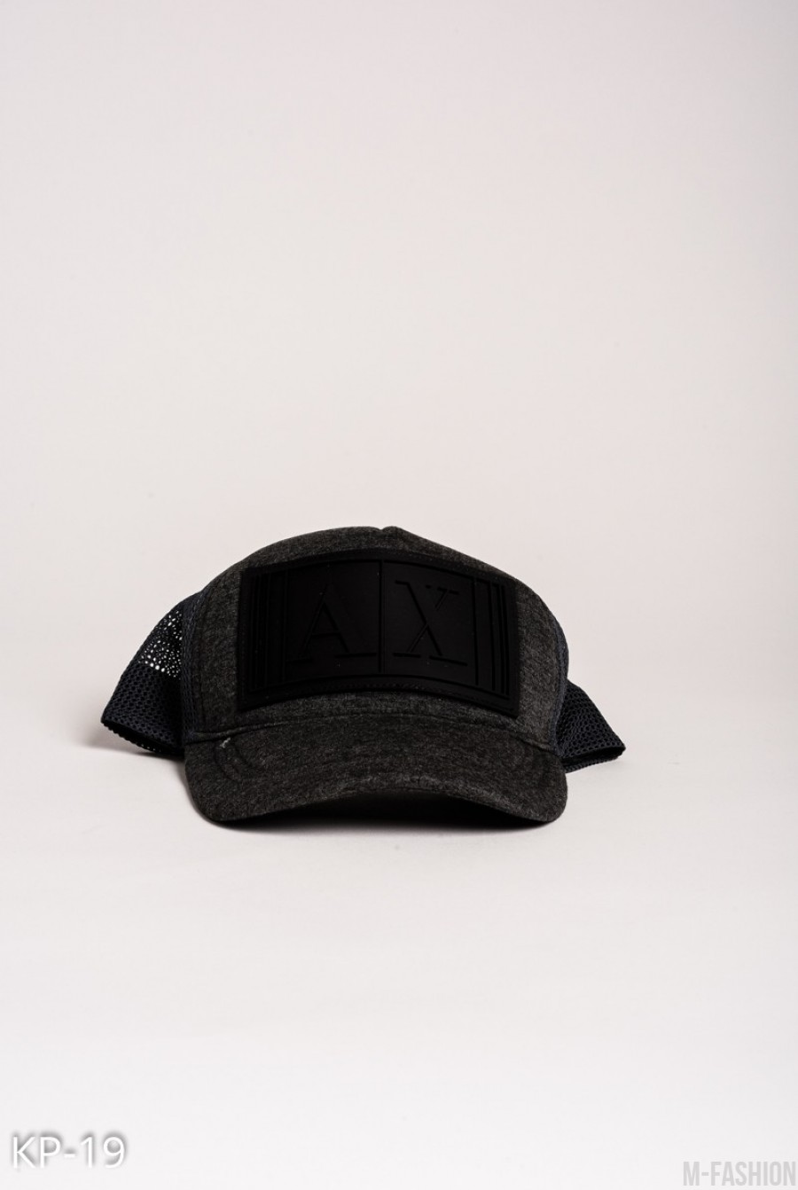 Темно-серая кепка с черной фактурной нашивкой и сеткой на затылке - Фото 1