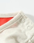 Котоновая кофта белого цвета с кнопками на плече, рюшами по подолу и аппликацией