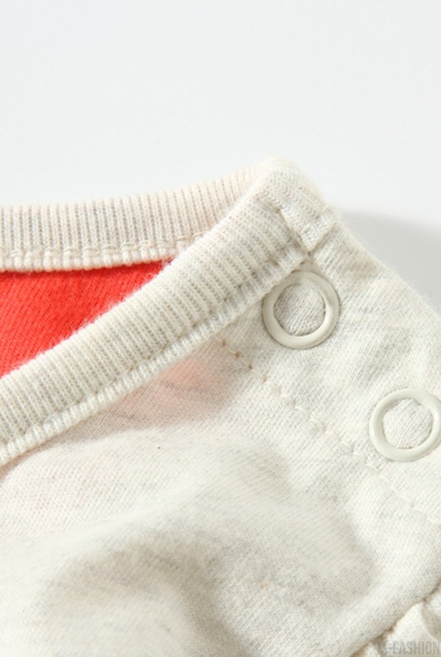 Котоновая кофта белого цвета с кнопками на плече, рюшами по подолу и аппликацией- Фото 3