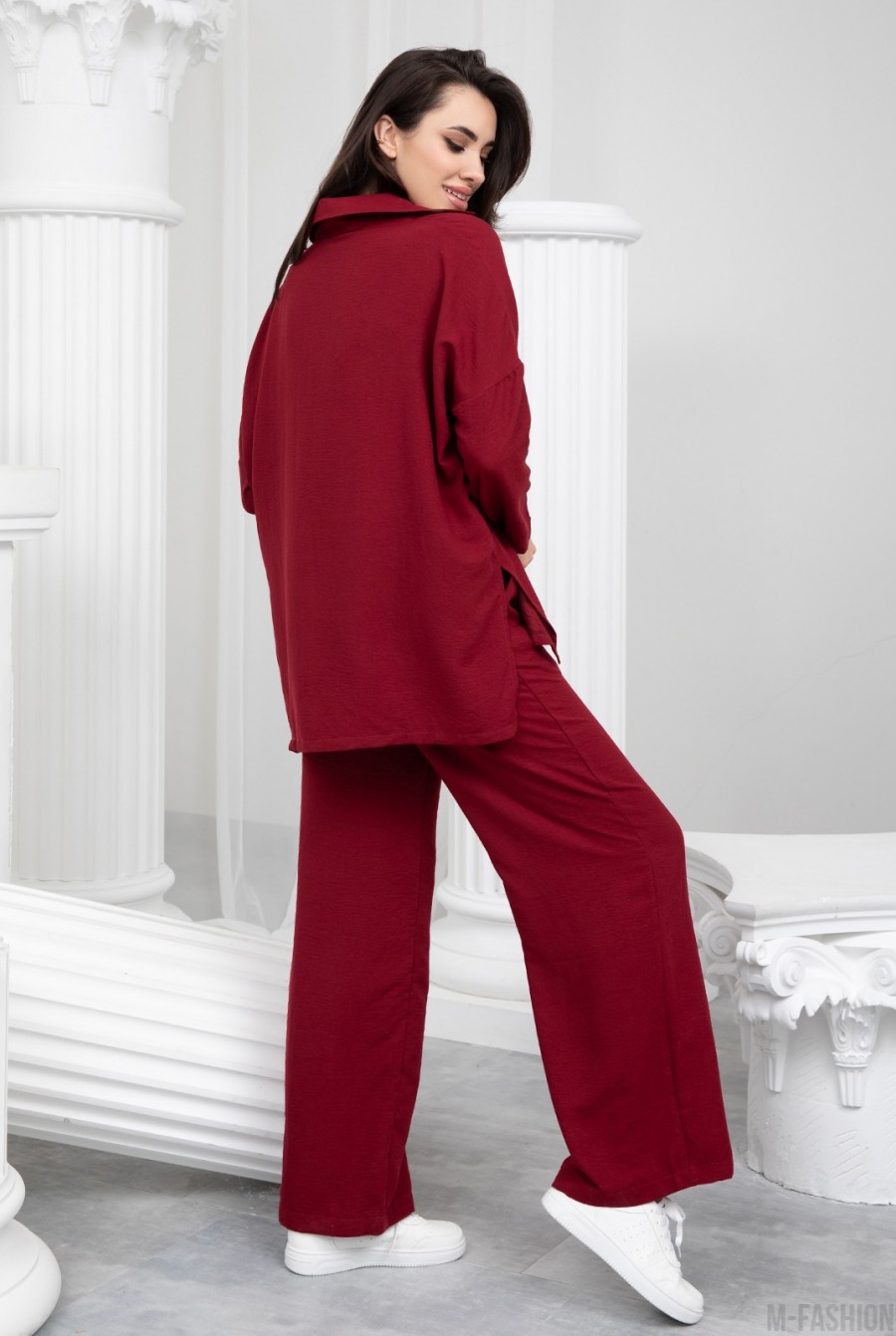 Бордовый свободный костюм с широкими брюками- Фото 3