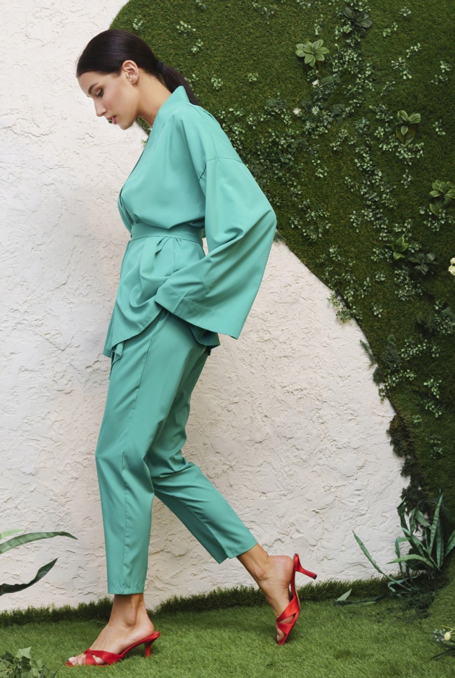 Зеленый брючный костюм с кимоно- Фото 2