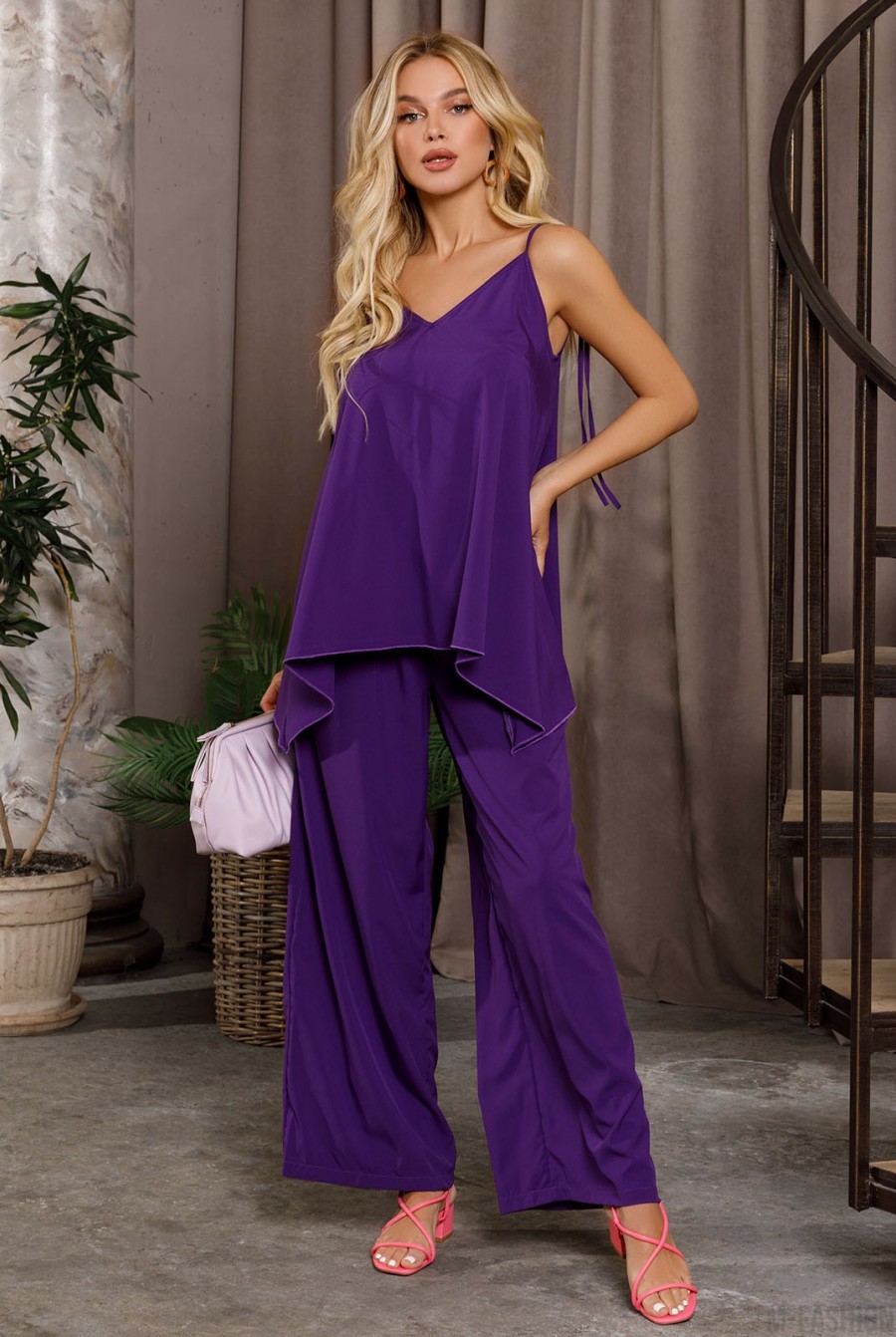 Брючный костюм фиолетового цвета со свободной блузой - Фото 1