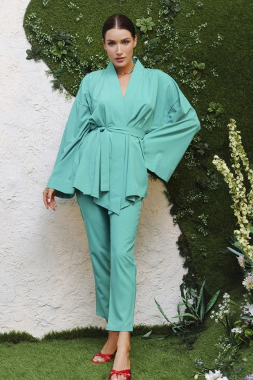 Зеленый брючный костюм с кимоно