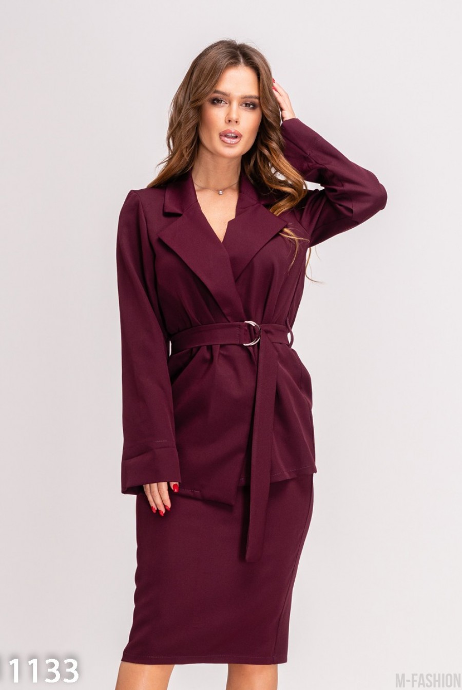 Бордовый деловой костюм с пиджаком и юбкой - Фото 1