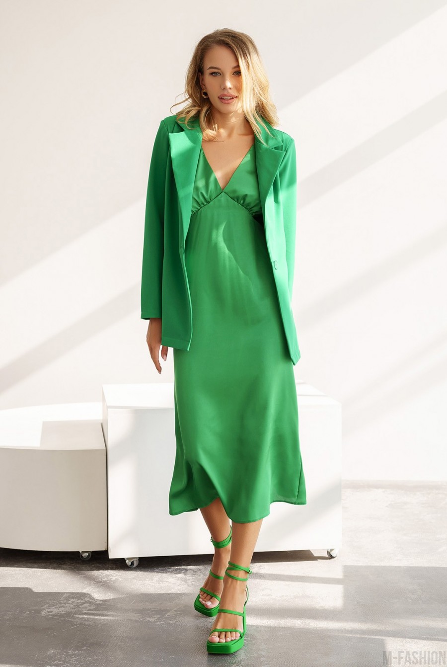Зеленое платье-комбинация с жакетом - Фото 1