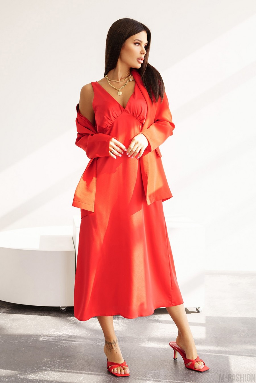 Красное платье-комбинация с жакетом- Фото 2