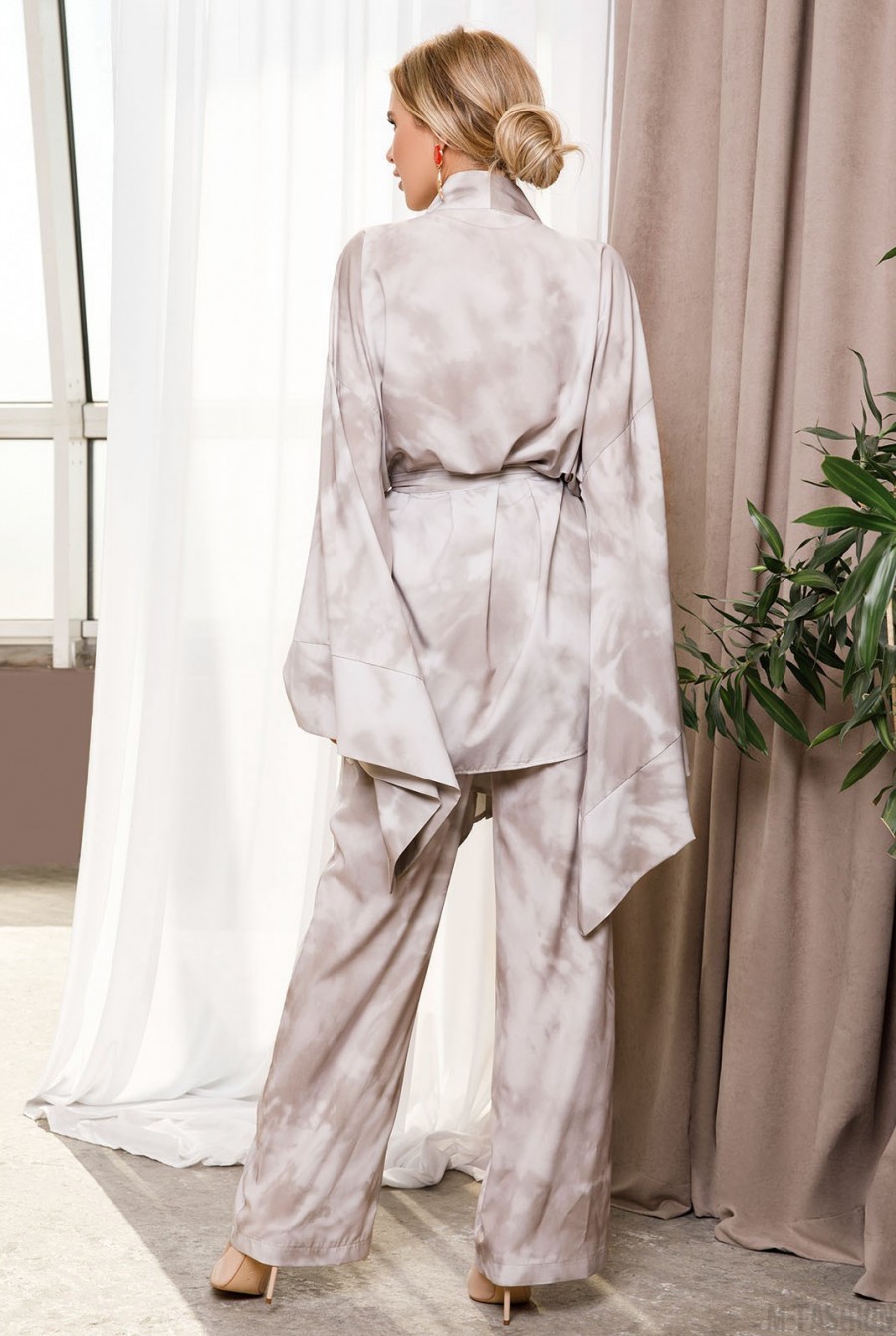 Коричневый принтованный брючный костюм с кимоно- Фото 3