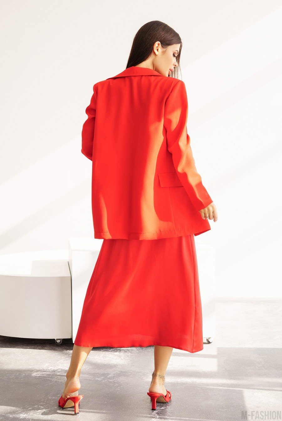 Красное платье-комбинация с жакетом- Фото 3