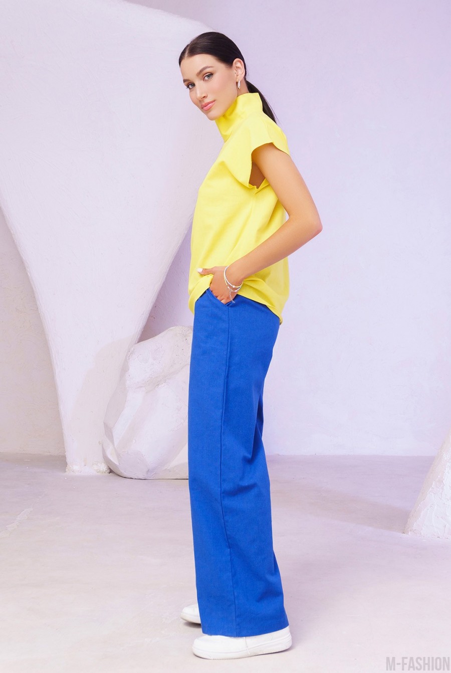 Желто-синий хлопковый брючный костюм с блузой- Фото 2