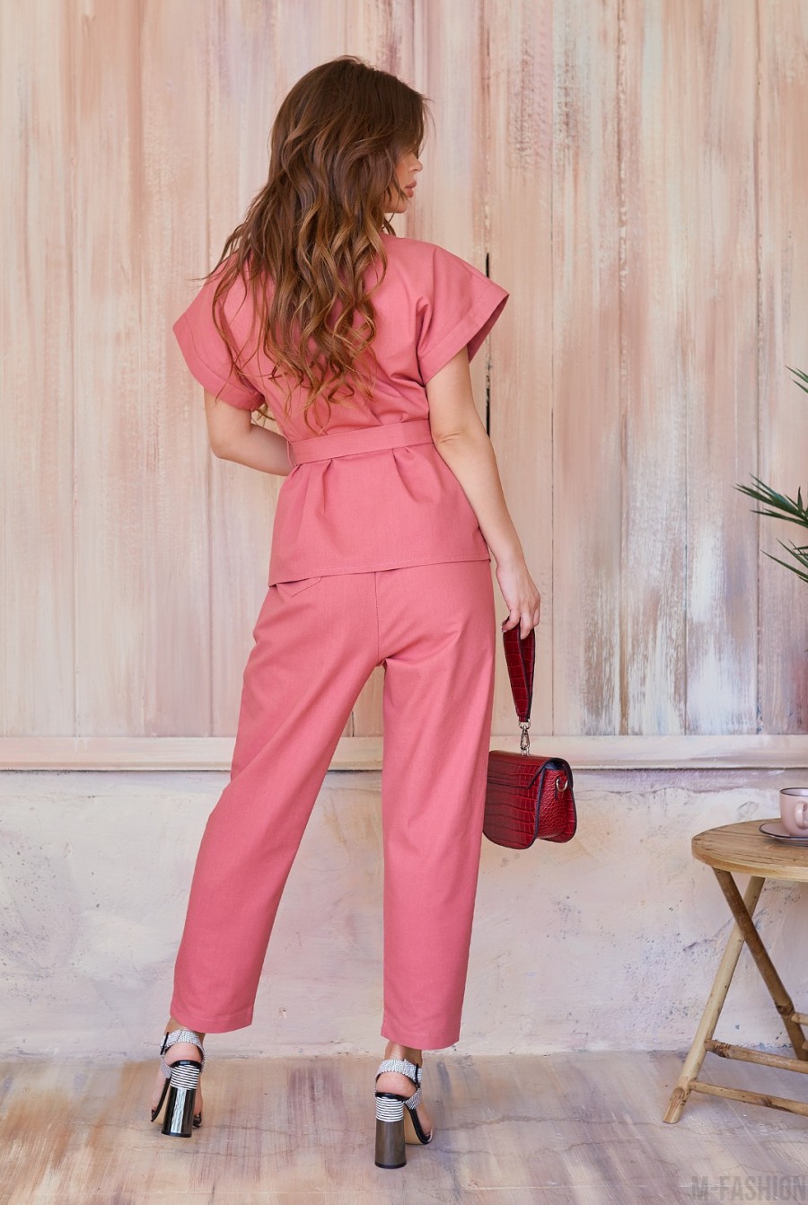 Коттоновый розовый костюм с блузой и брюками- Фото 5