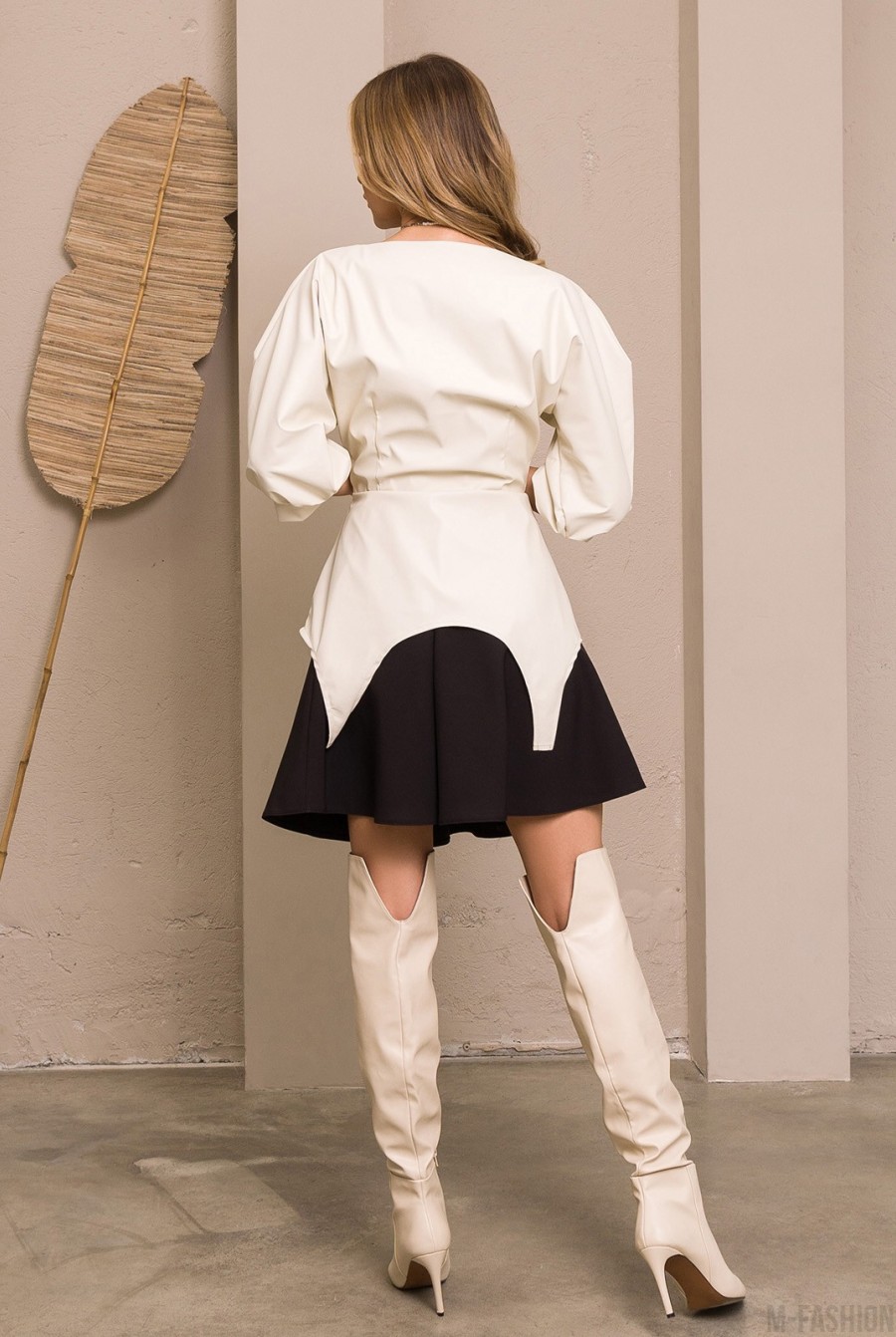 Черно-молочный кожаный костюм с оригинальной баской- Фото 3