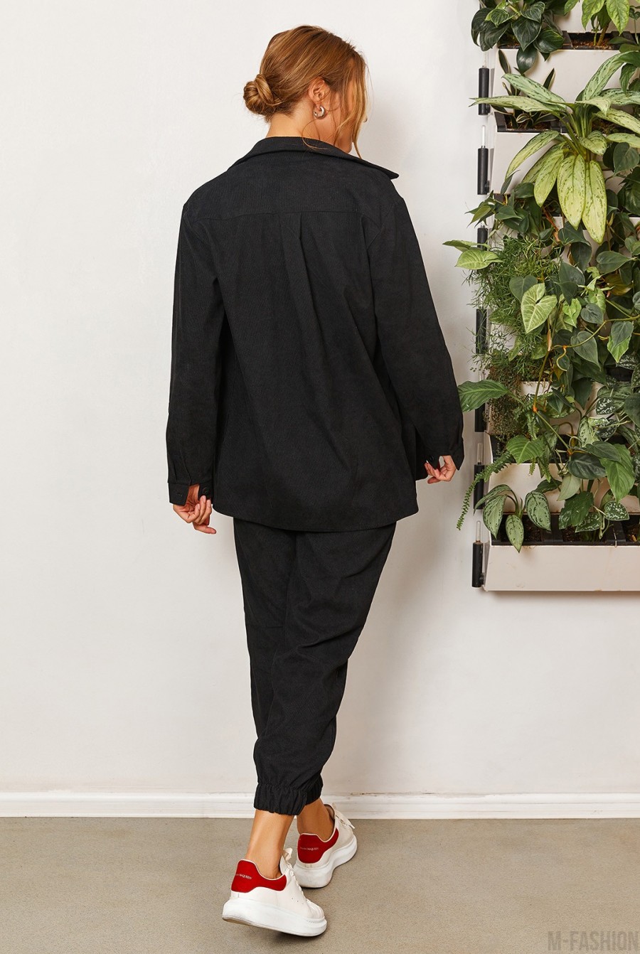 Черный вельветовый костюм с рубашкой и джоггерами- Фото 3