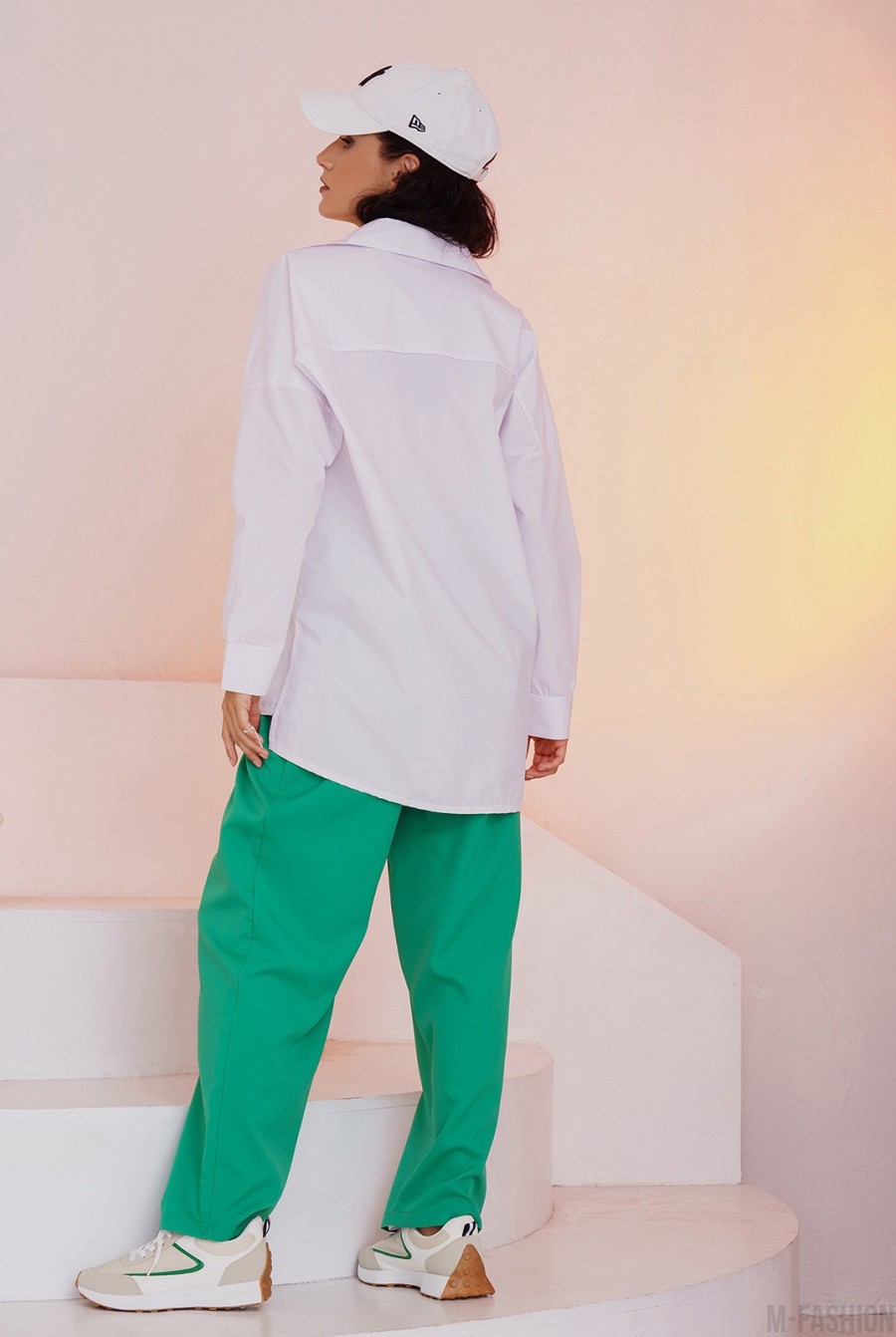 Зелено-белый брючный костюм со свободной рубашкой- Фото 3