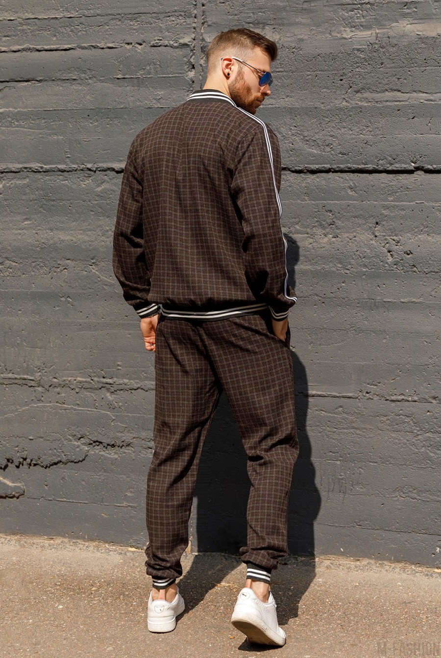Коричневый клетчатый костюм с курткой-бомбером- Фото 3