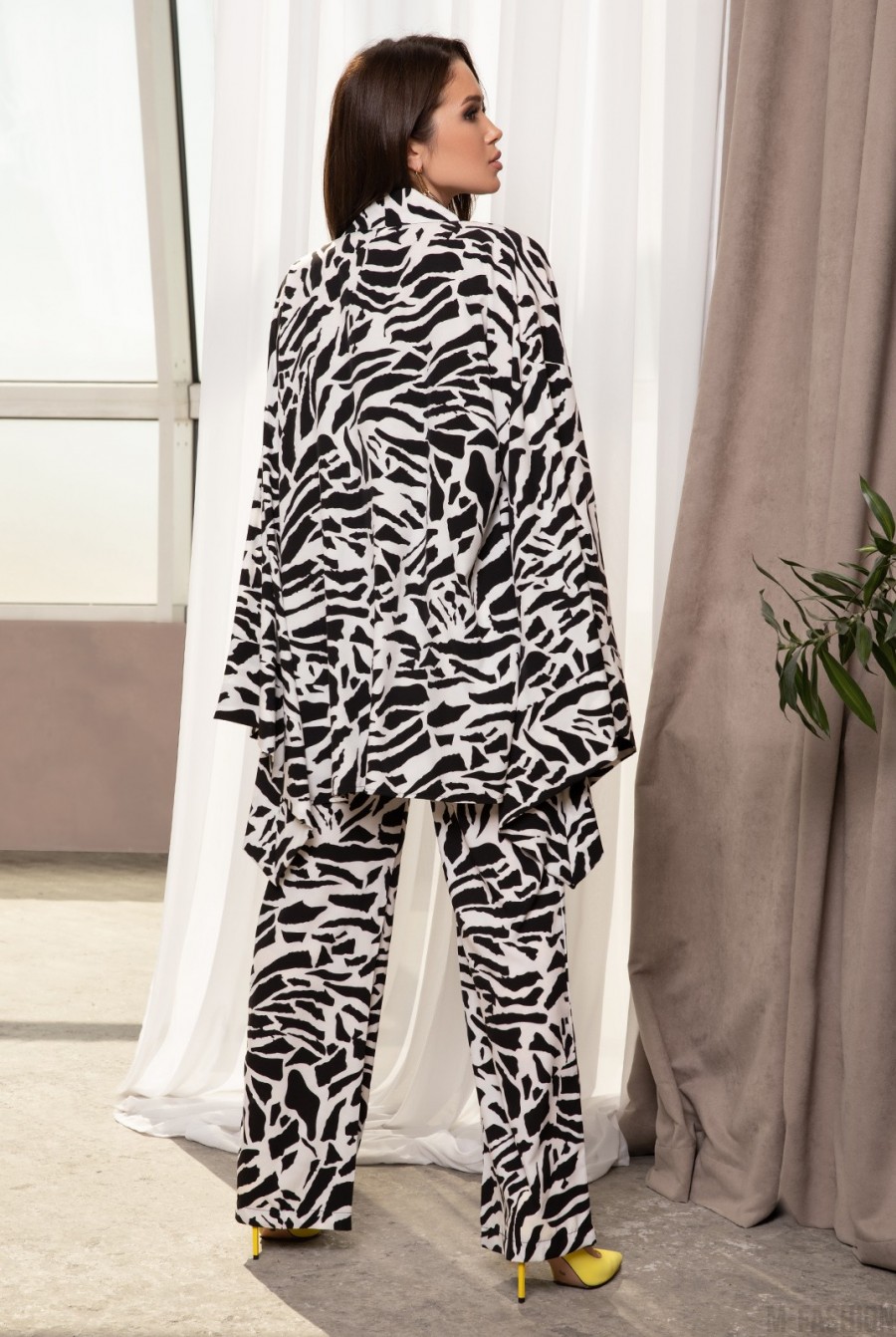 Черно-белый свободный костюм с кимоно- Фото 3