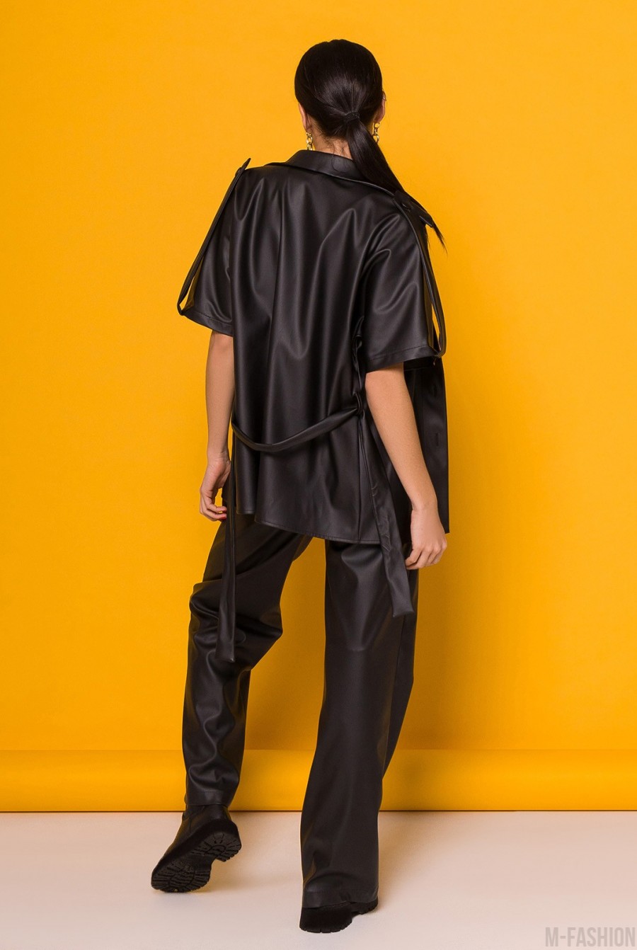 Черный брючный костюм из эко-кожи- Фото 3