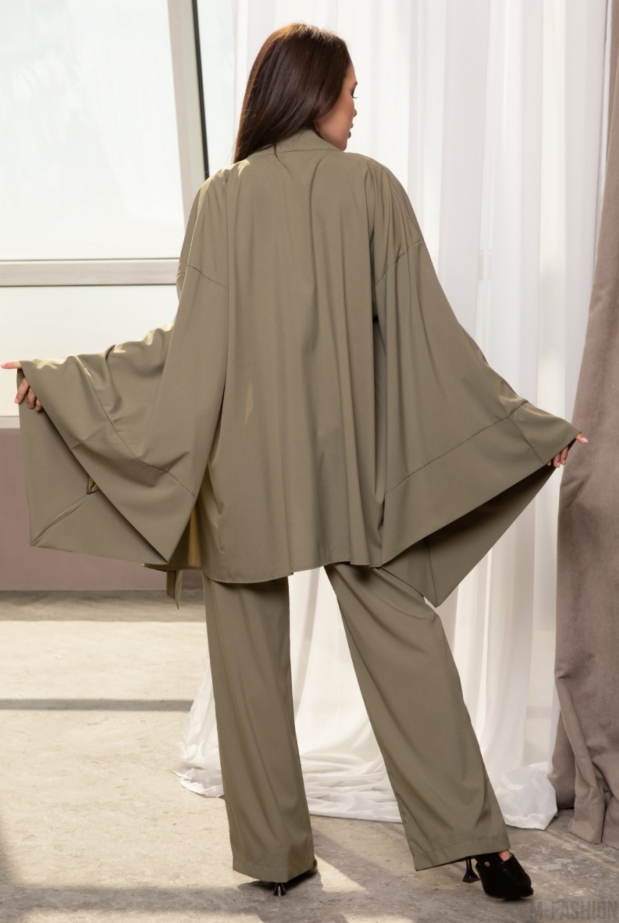 Свободный костюм цвета хаки с кимоно- Фото 3