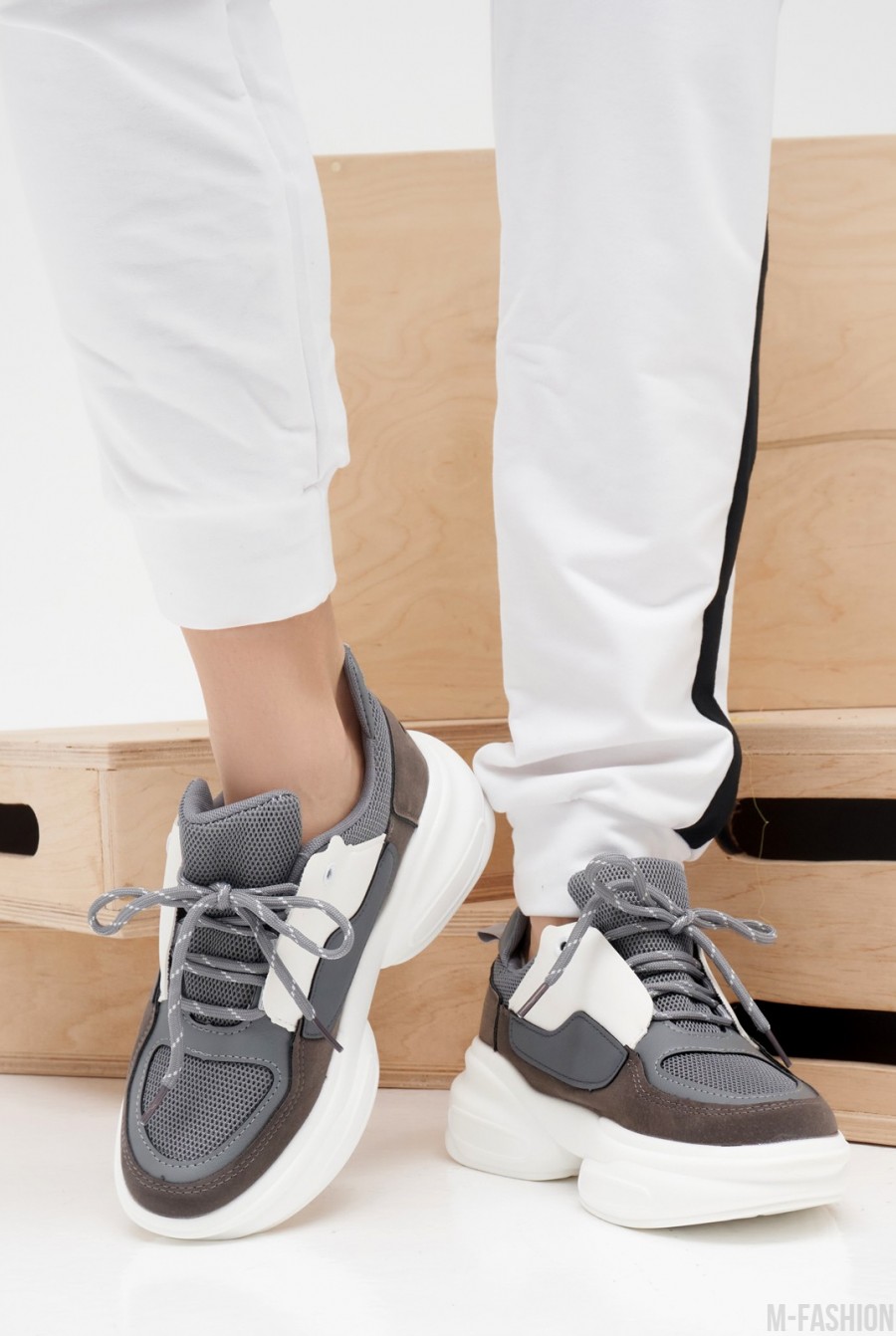 Серо-белые комбинированные кроссовки - Фото 1